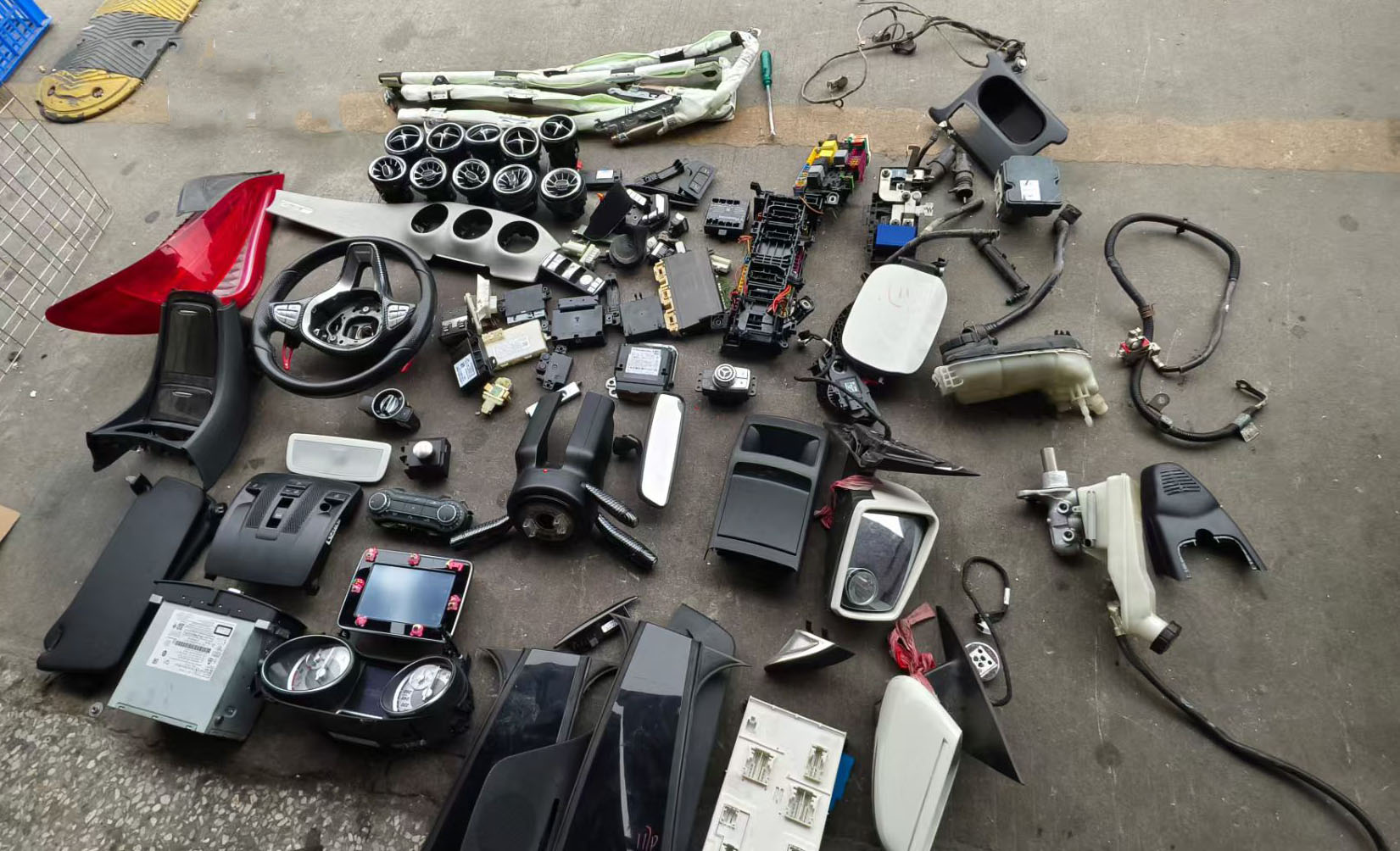Used Full Set Interior & Electronic Dismantled Parts For Mercedes‑Benz CLA‑Class C117 X117 2013‑2019 - Image 3