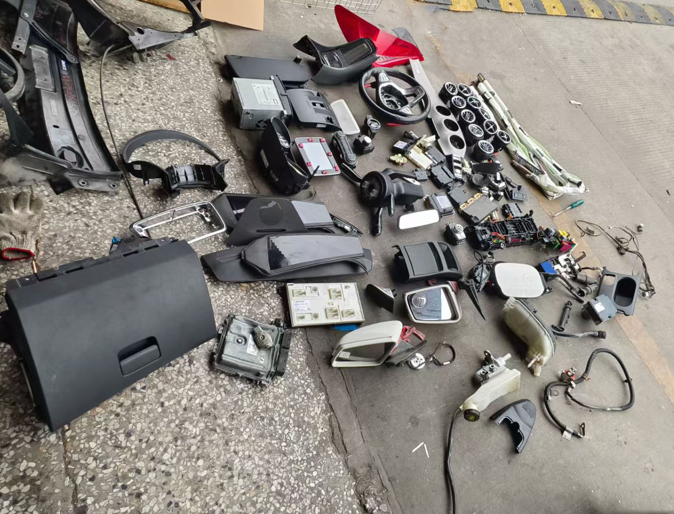 Used Full Set Interior & Electronic Dismantled Parts For Mercedes‑Benz CLA‑Class C117 X117 2013‑2019 - Image 4