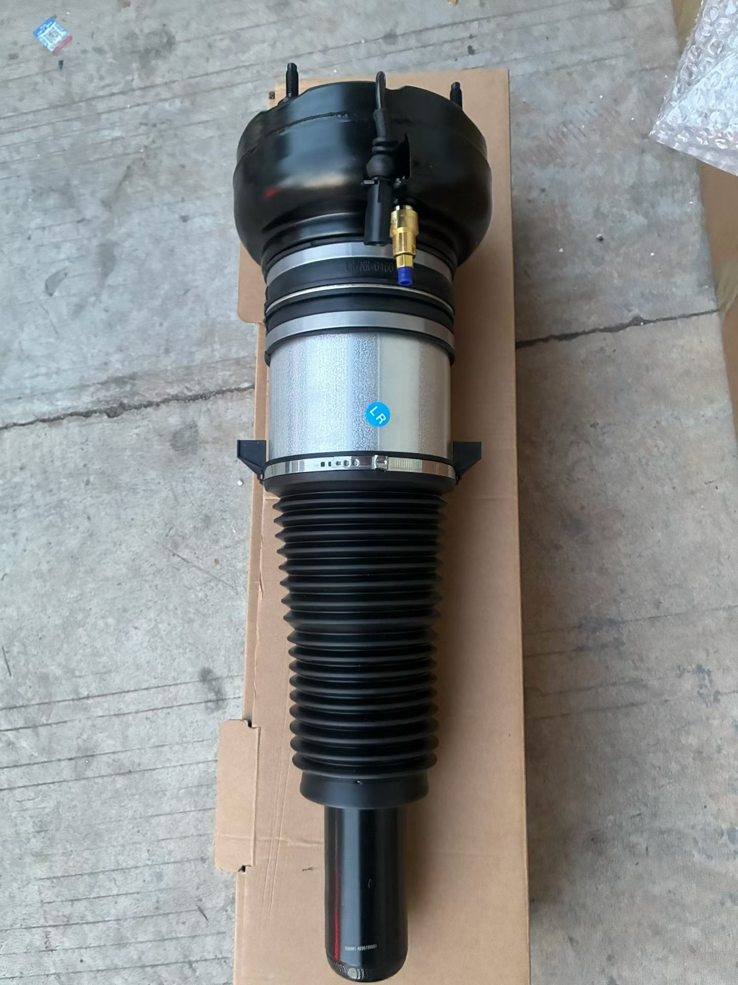 Front Air Suspension Air Shock Absorber Assembly For Audi A8 D4 A6 C7 A7 Bentley Mulsanne Aftermarket