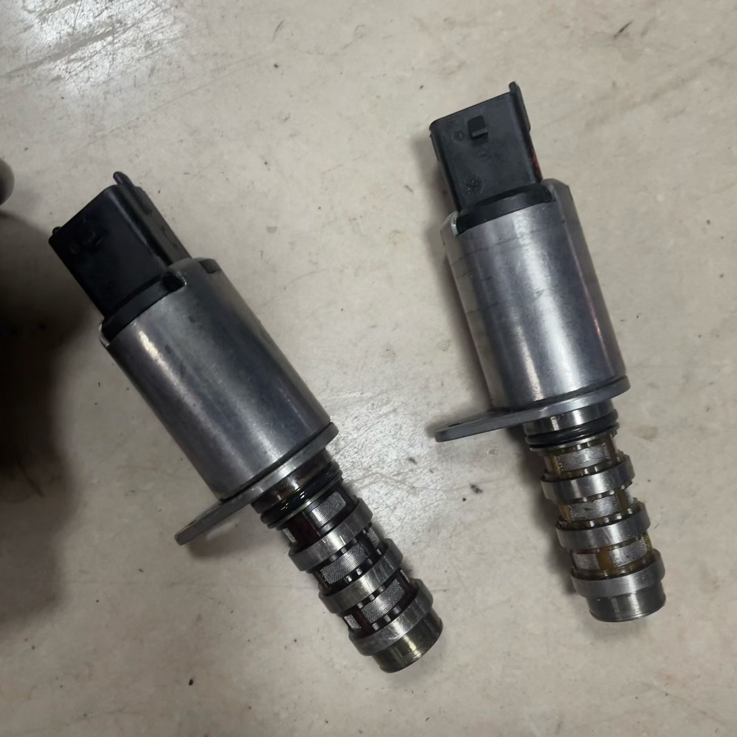 Used VVT Solenoid Valves Ferrari 458 Italia, OE Reference 248390 - Image 2